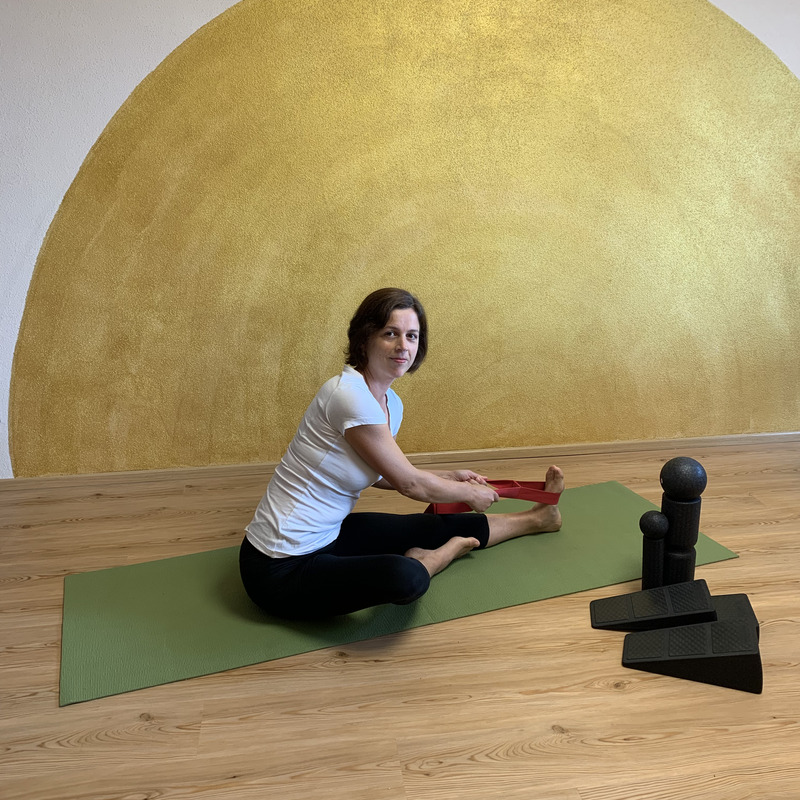 Simone Frey bei der Bewegungstherapie